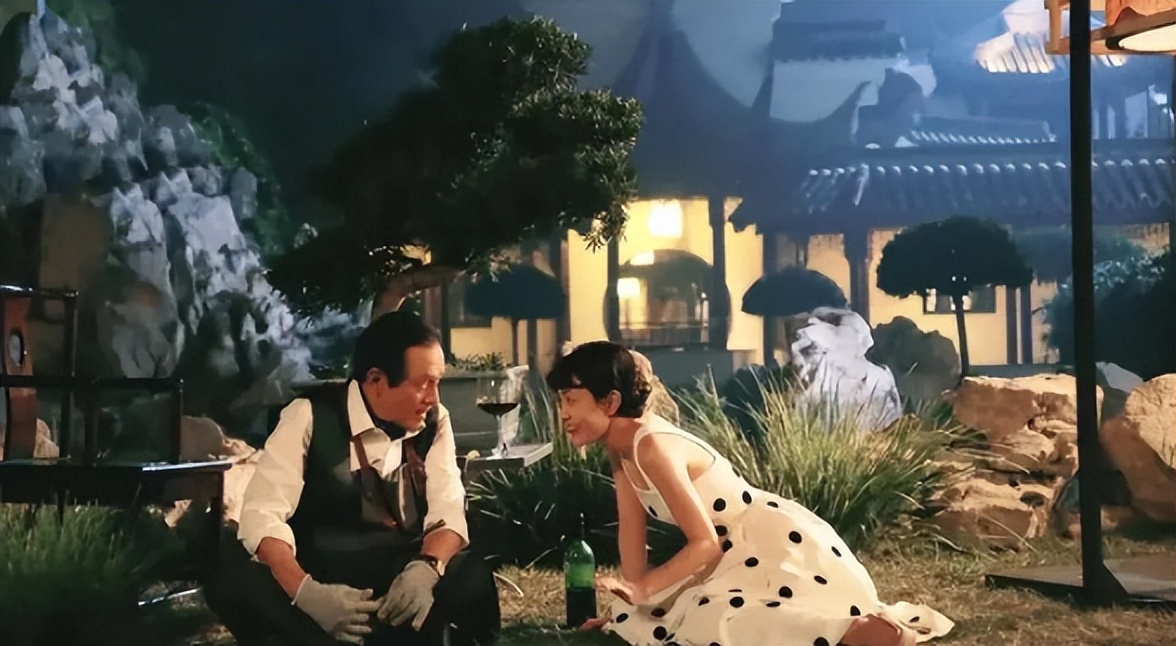 一女网红被前男友爆出聊天记录 (27岁女网红被爆当小三)