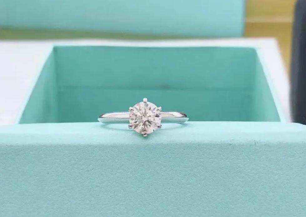 求婚不知道戒指戴哪,求婚钻戒什么款式最好