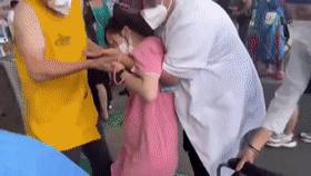 孕妇路边突然临产男孩救助,孕妇出现早产迹象众人接力救助