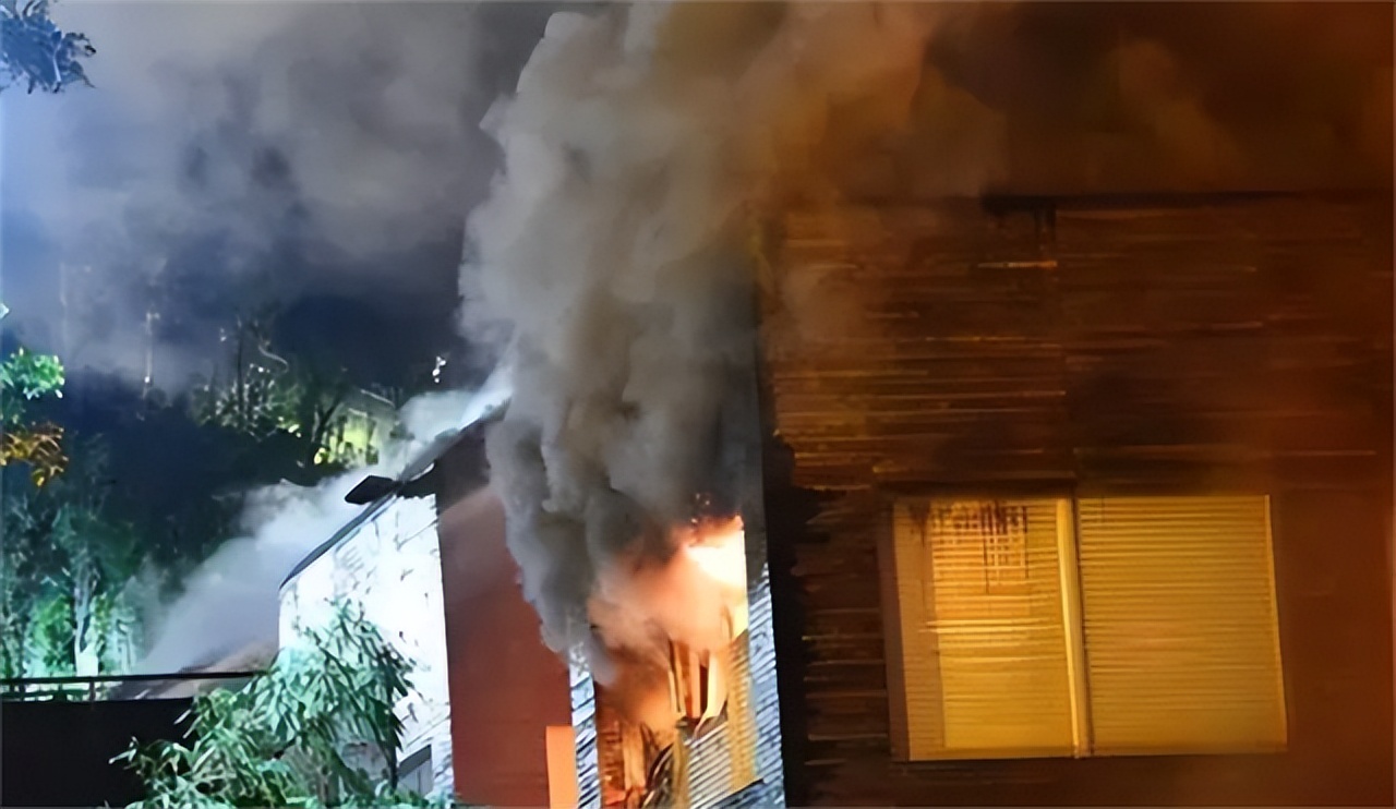 男子意外烧伤用蛆来治疗后续,小伙双腿被烧伤医生用蛆治疗