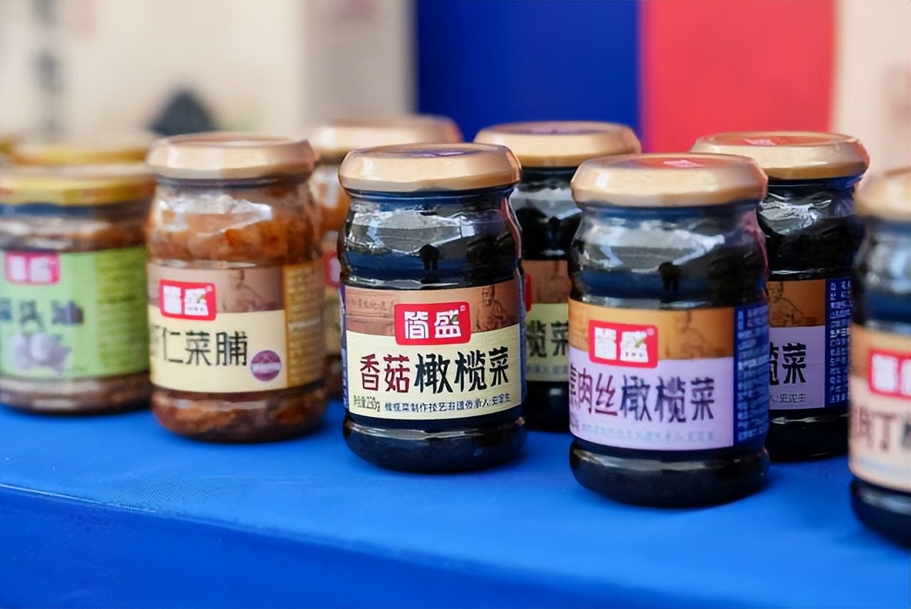 他从经营一家杂咸铺开始，成就香港橄榄菜江湖传说