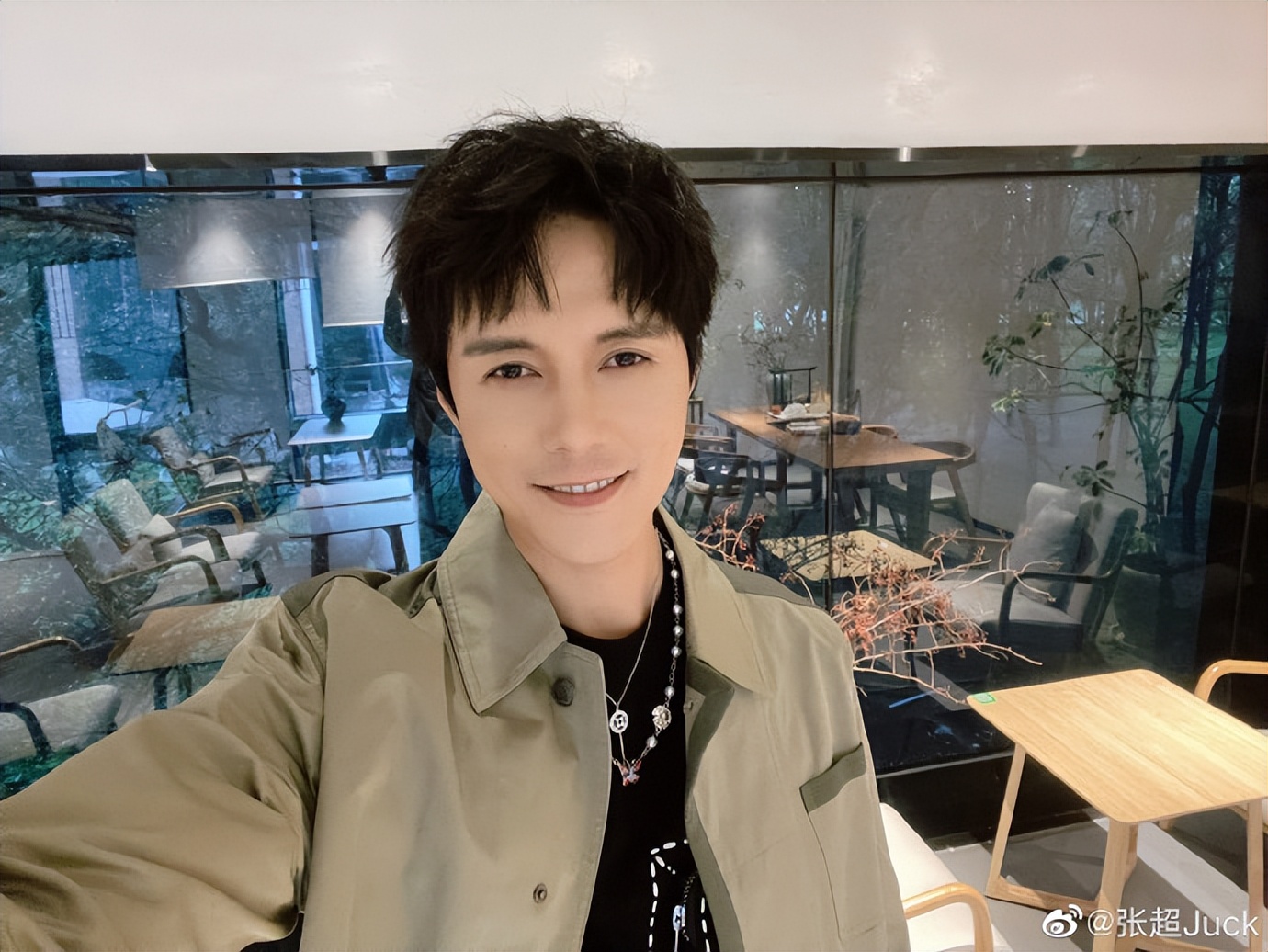 张超被前女友爆出劈腿后续,张超和女友街头搂抱