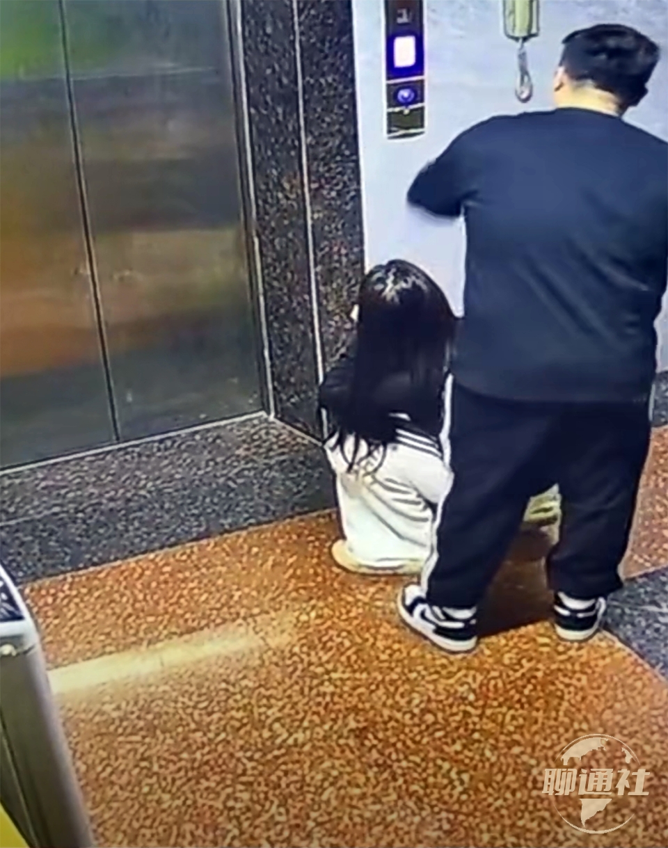 女子凌晨四点独坐电梯遭男子尾随,女子等电梯时遭陌生男子身后猛撞
