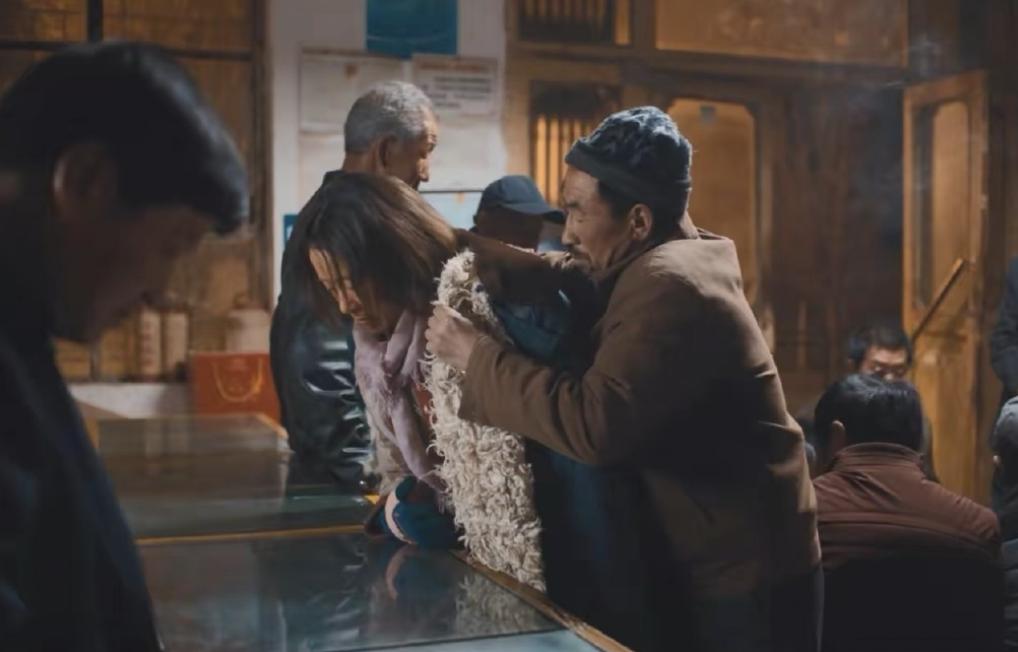 男子买38元衬裙为残疾妻子圆婚纱梦：现实版隐入尘烟，让人破防