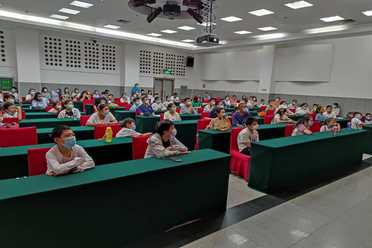 浜哄伐鏅鸿兘绉戞櫘鍩哄湴閮戝窞,涓浗閮戝窞浜哄伐鏅鸿兘澶т細鎴愬姛涓惧姙