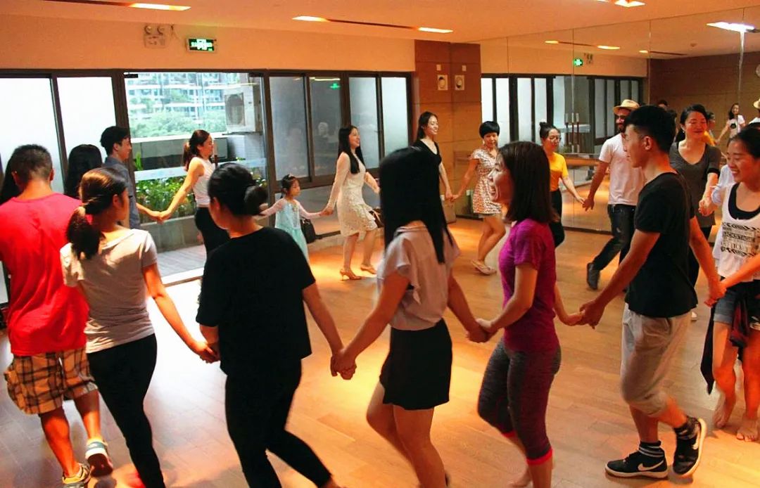 姑娘相亲见面紧张,姑娘相亲刚聊几句就把小伙气崩溃