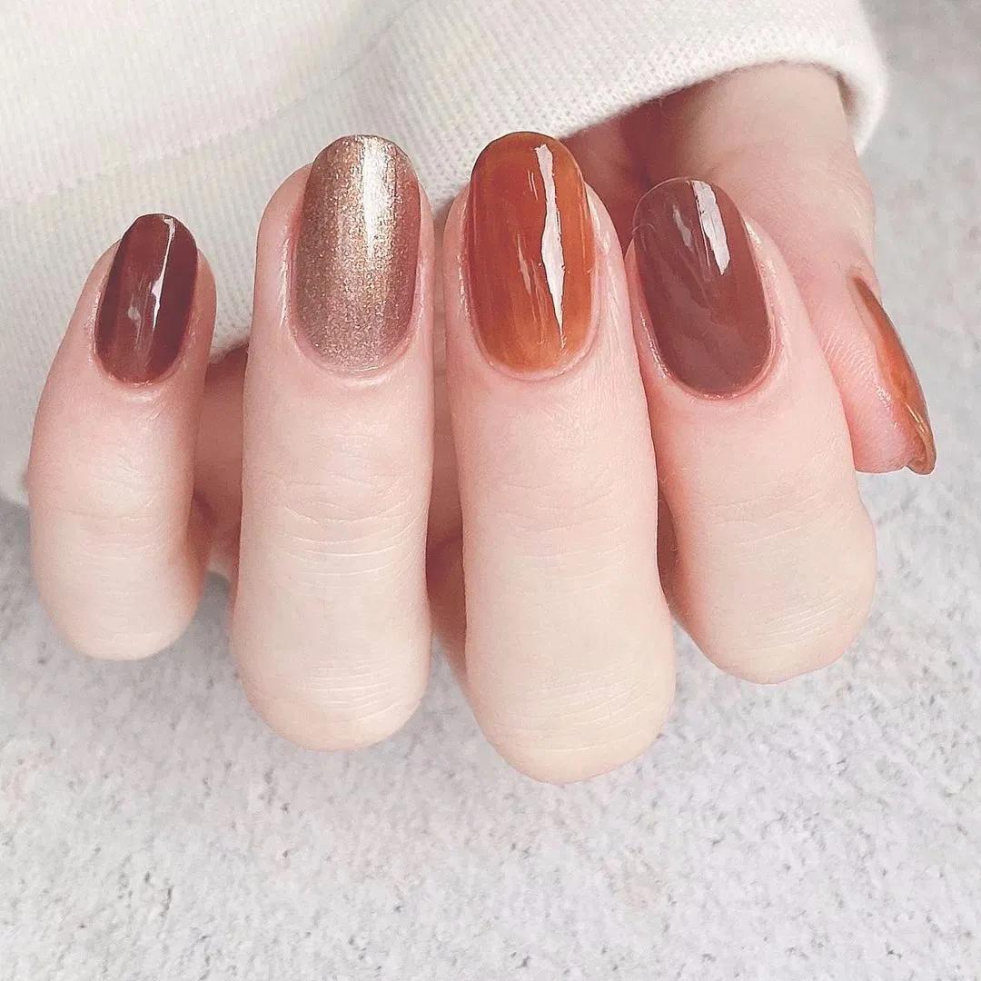 豆沙色美甲显手白吗,雾霾蓝跳色美甲图片显手白