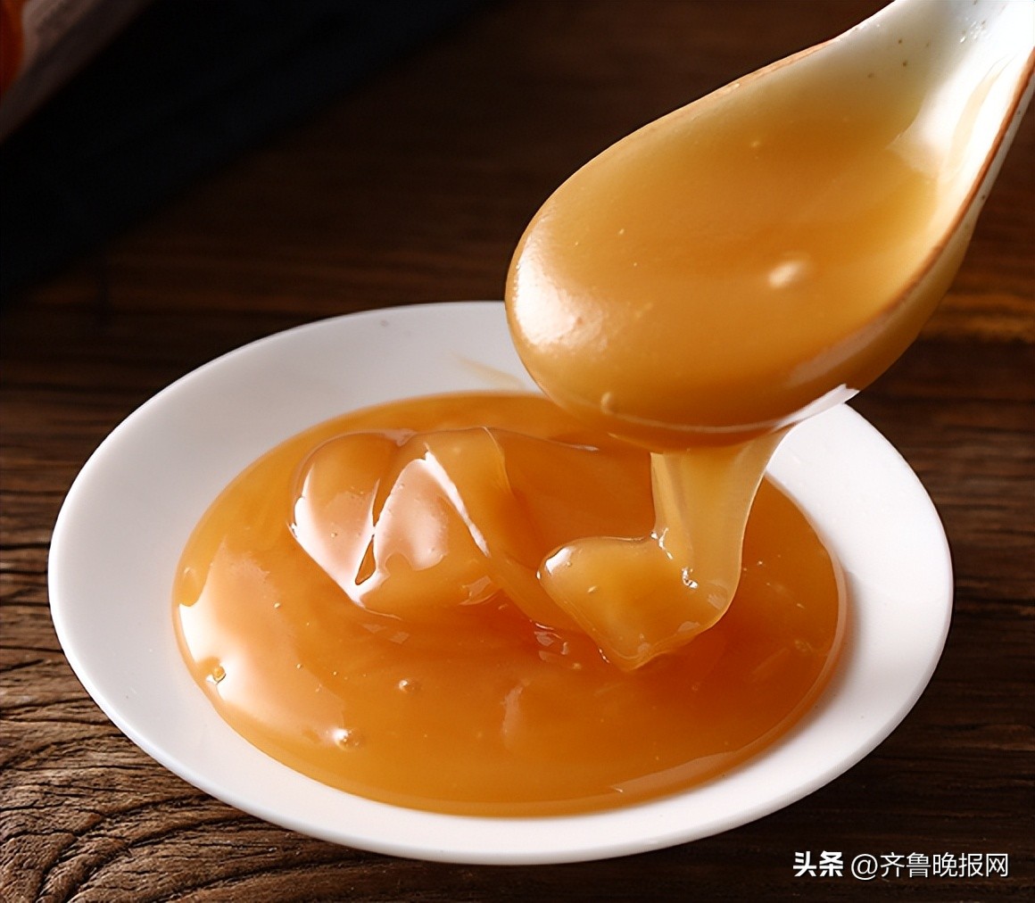 如何辨别真假蜂蜜一瓶冷水就搞定,一杯清水辨别蜂蜜真假