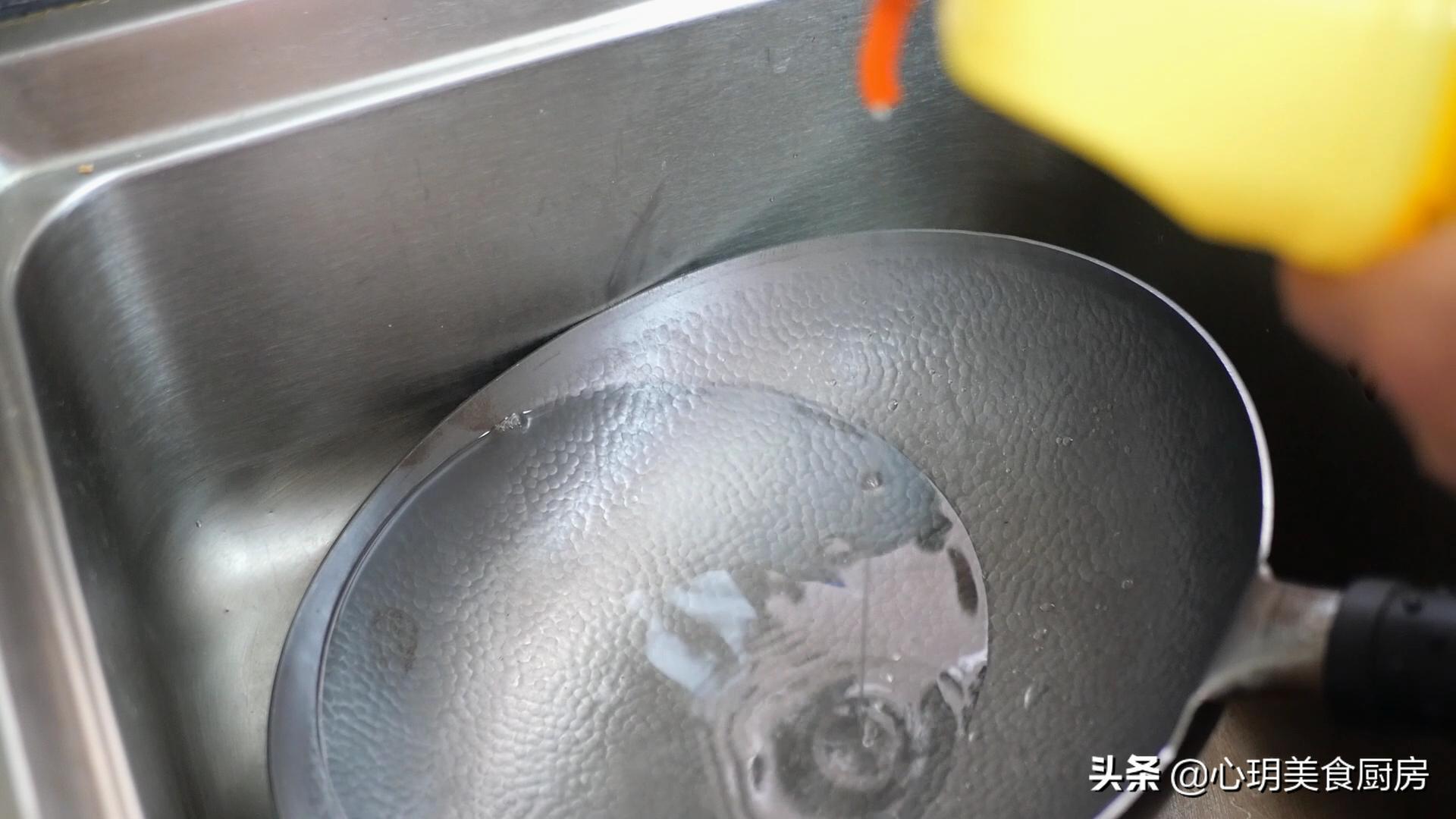 新铁锅别直接用,教你“开锅养锅”,不沾不锈寿命长,越用越顺手