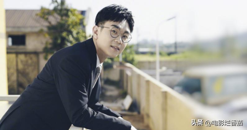 “草根”大鹏终获影帝，他身上的三个“未解之谜”，是时候解开了