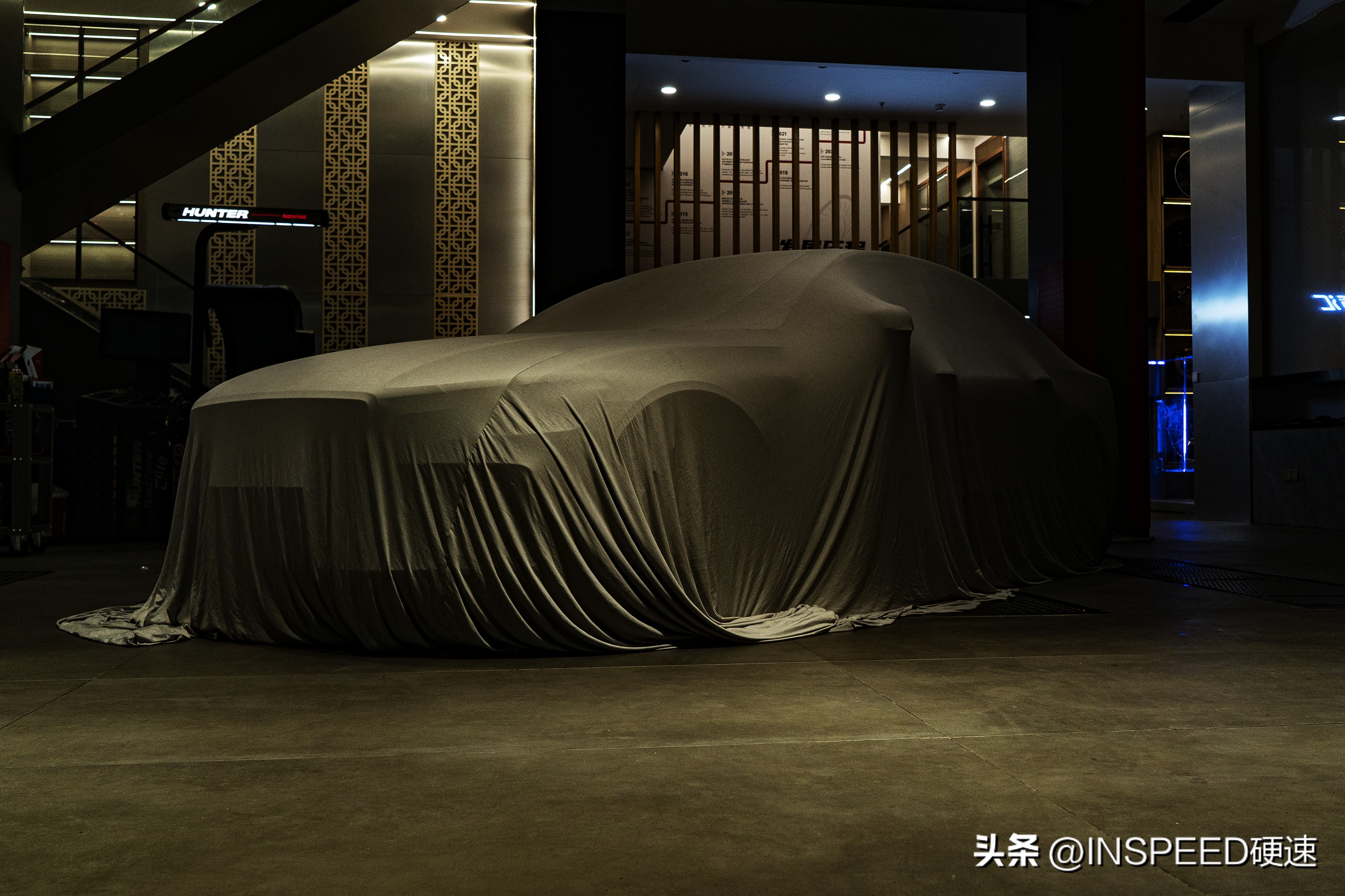 男孩过生日女孩送了一辆奥迪,男孩过生日女孩送车