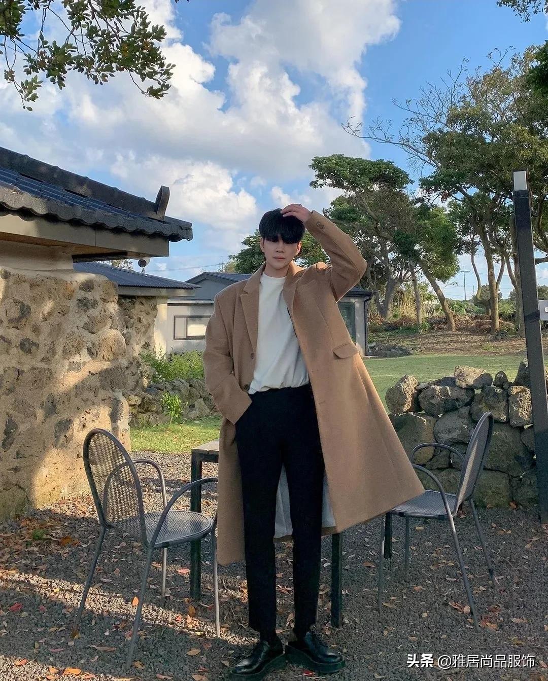 男士黑色大衣内搭什么颜色打底,男士穿大衣怎么搭配裤子和鞋子