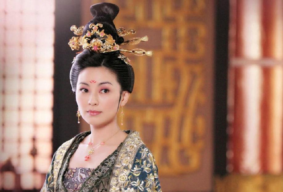 李显复位后是怎么对待武则天的,神探狄仁杰李显武则天片段