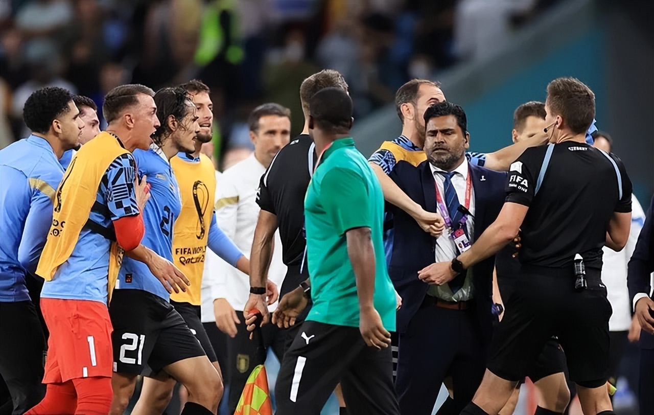 卡瓦尼击倒VAR设备,卡瓦尼赛后击倒var设备