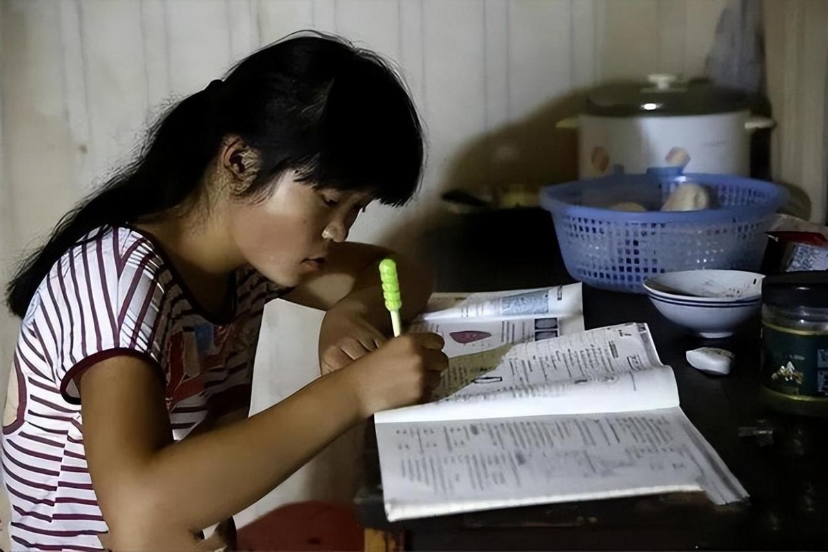 女孩街头扮牛乞讨救父是哪里的,15岁少女街头扮牛救父怎样感叹