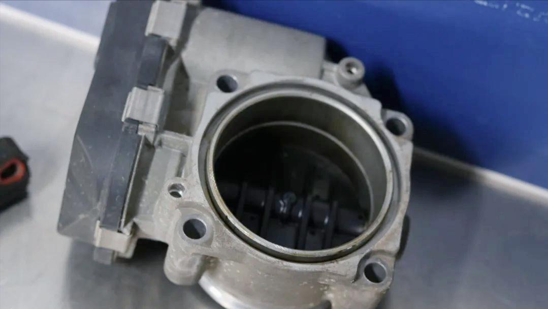 破烂不堪的废旧车变成新车的视频,宝马e90325i