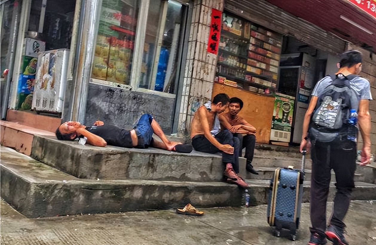 “三和大神”重启人生:那些住网吧、混日结的躺平者,已逆风翻盘