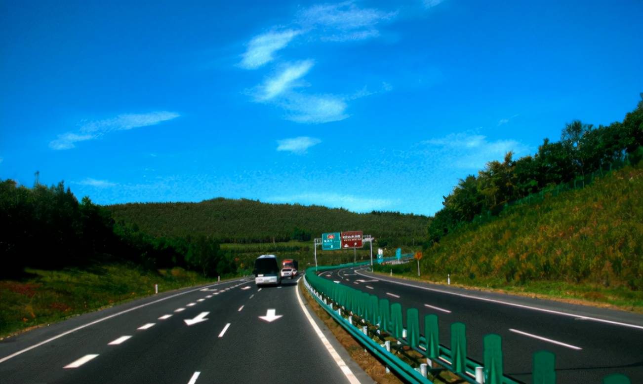 图中圈内两条白色虚线是什么标线,为什么有些路段的白色虚线会加宽