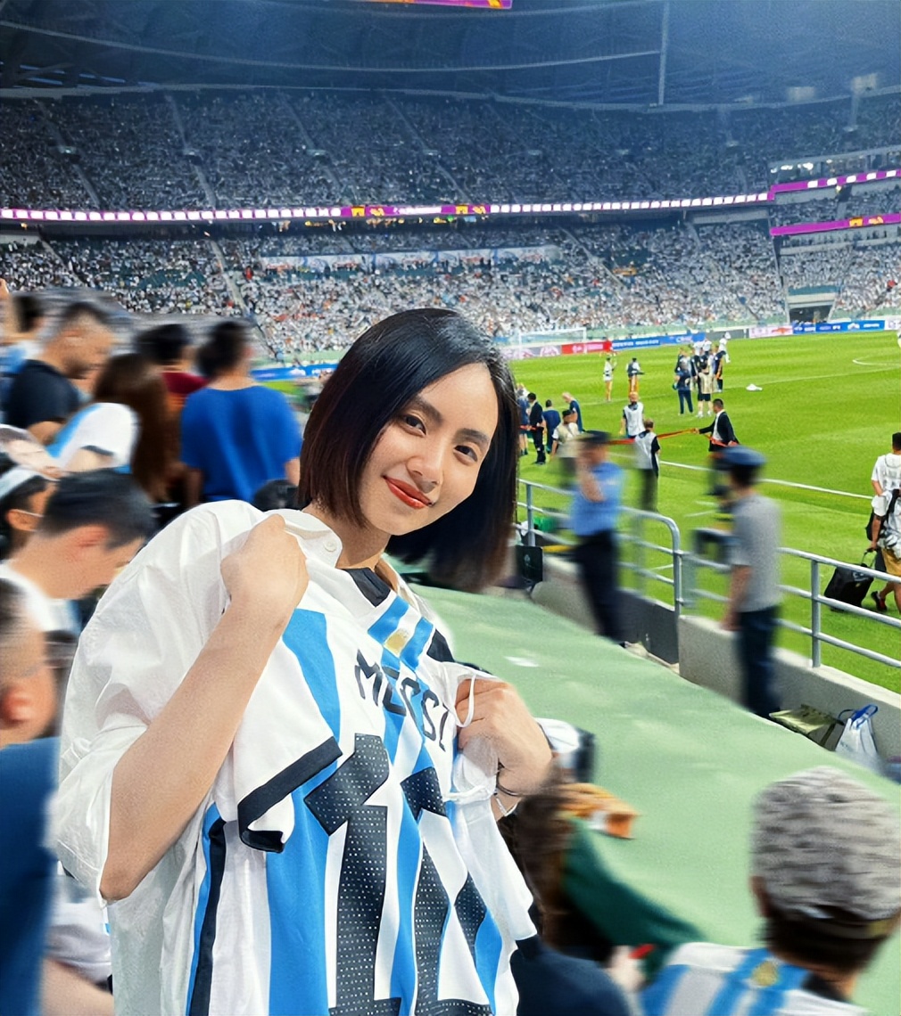 闯球场的球迷,球迷冲进球场拥抱梅西跑了多少米