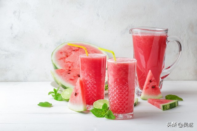 女生的口红竟然是虫子做的,美女口红里有虫子