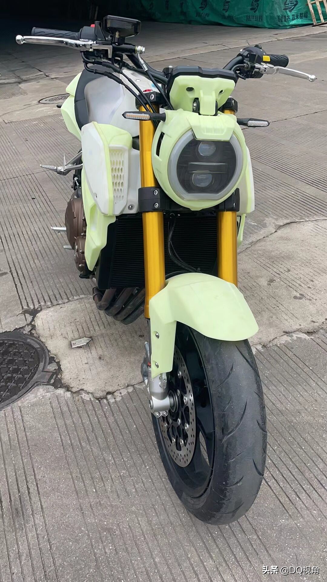 796cc水冷四缸最大117马力，嘉爵800复古街车，高配版KYB减震