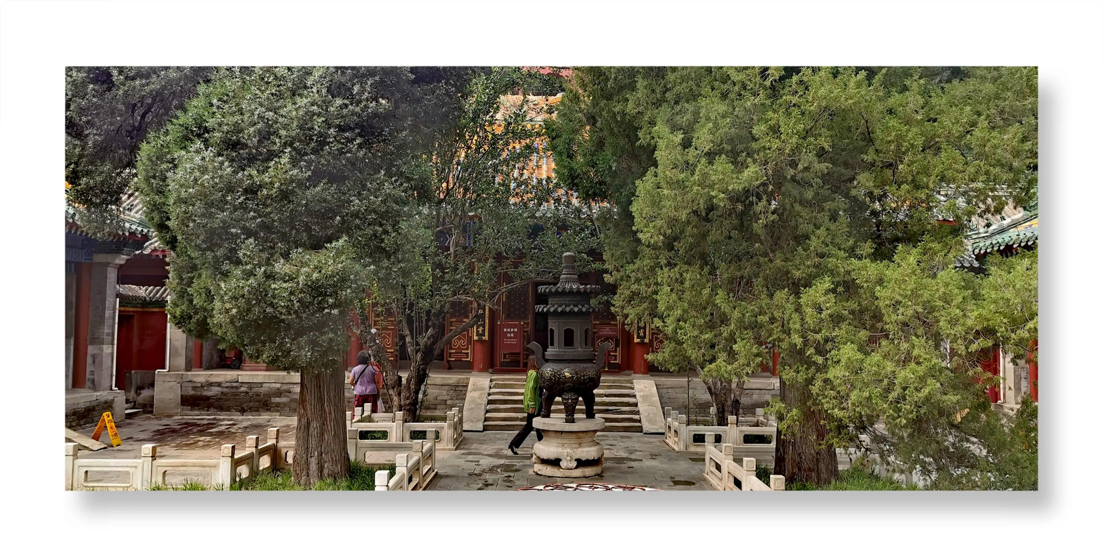 白塔寺是在北海公园里面吗,白塔寺是北海的白塔吗