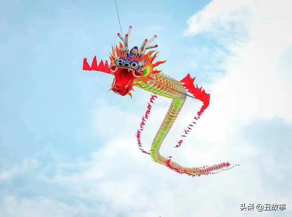 巨龙腾飞风筝的放飞现场,260米长风筝