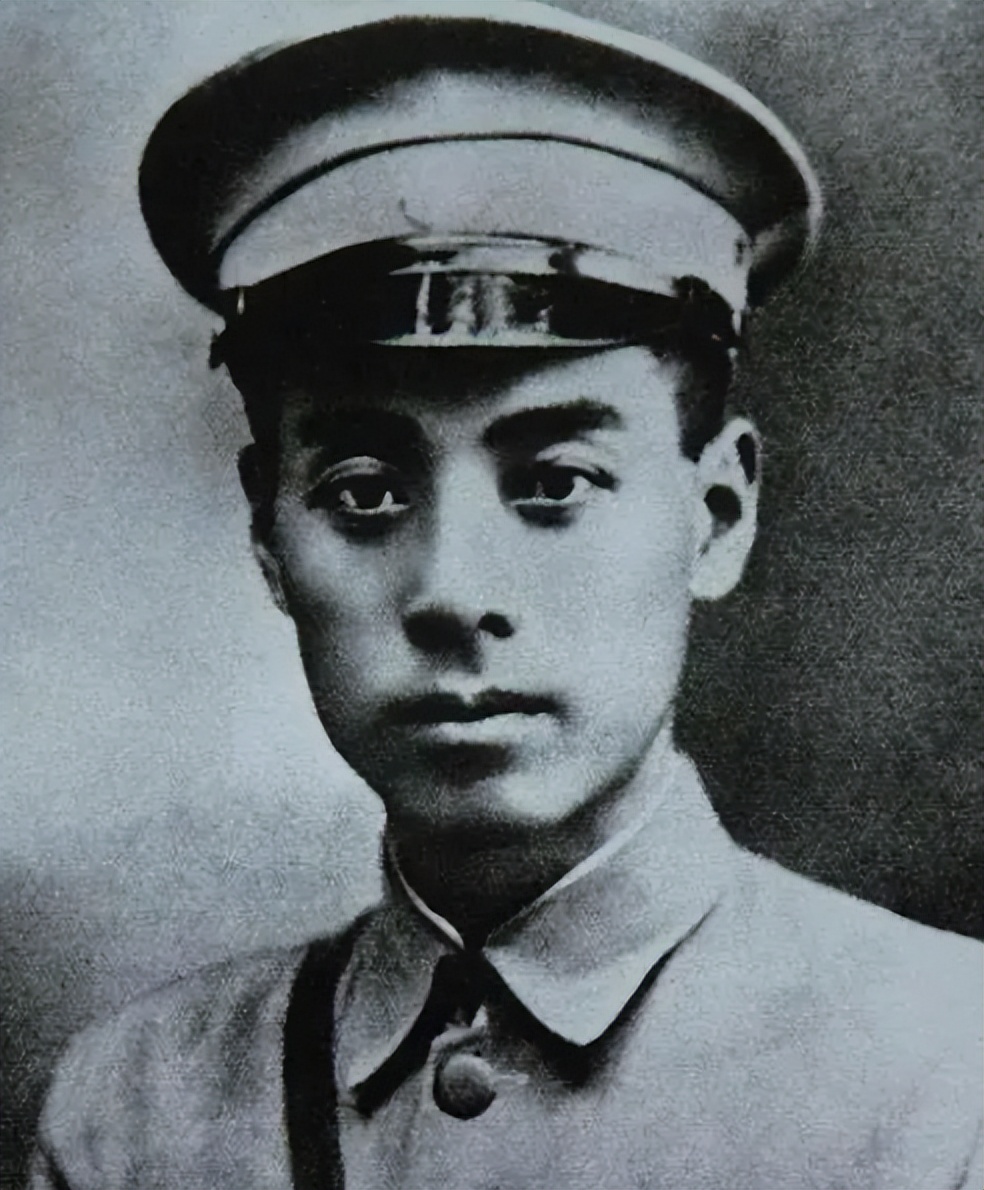 *德朱**是十大元帅之首，他的授衔编号为何是004？001号又是谁？