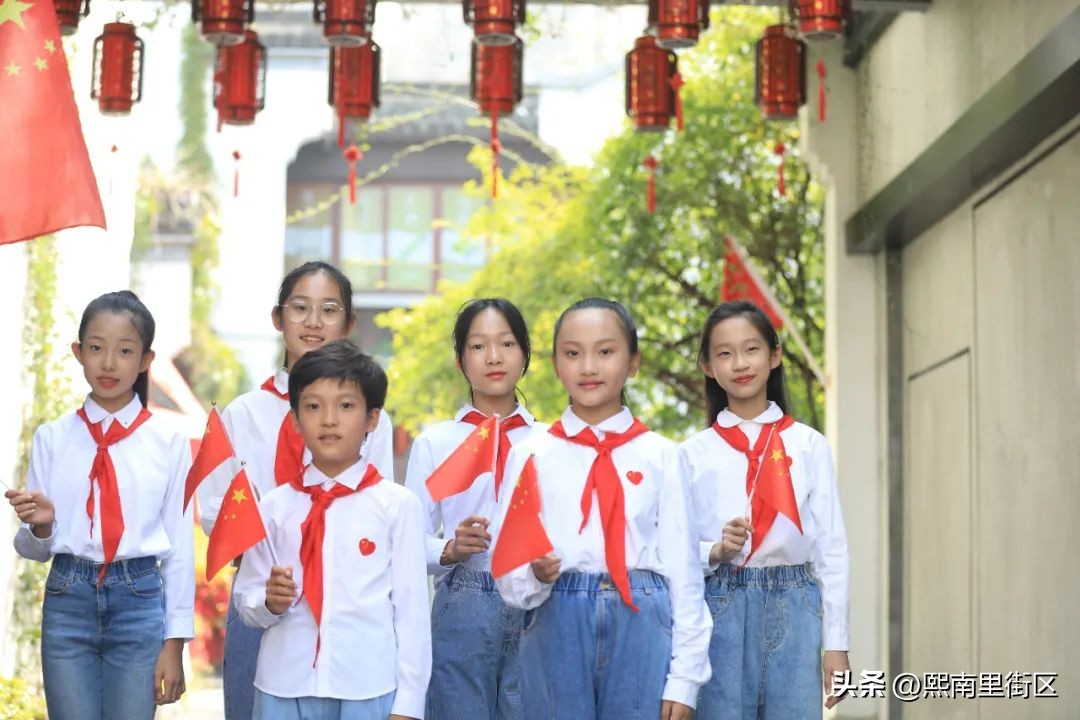 小学迎国庆快闪歌唱祖国,快闪庆祝祖国生日小学生