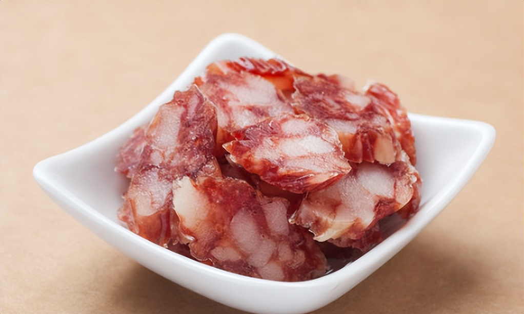 灌香肠先扎眼还是先用热水洗,灌香肠先扎眼还是先用开水烫