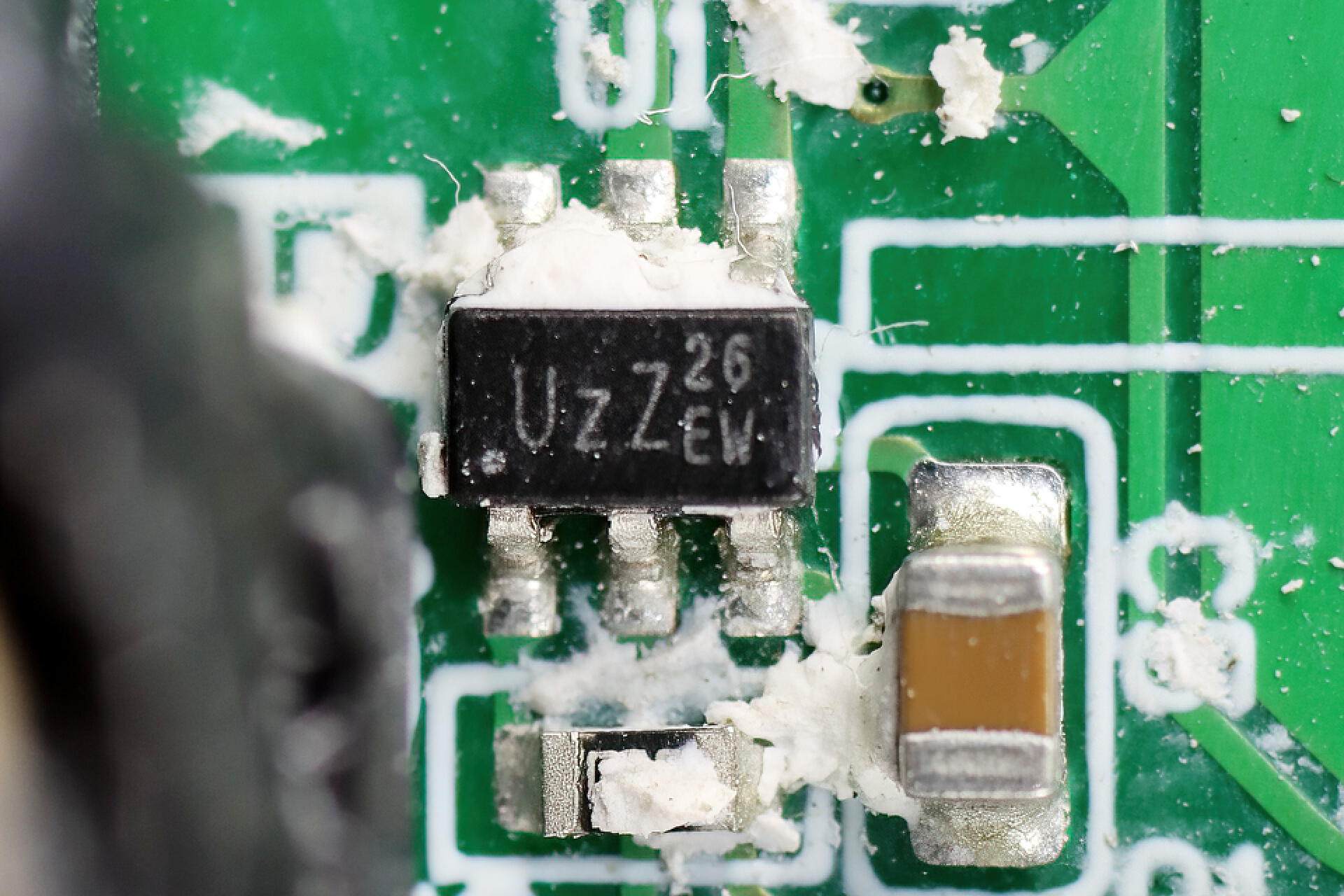 公牛新款67w快充插座拆解,公牛防过充保护插座拆解