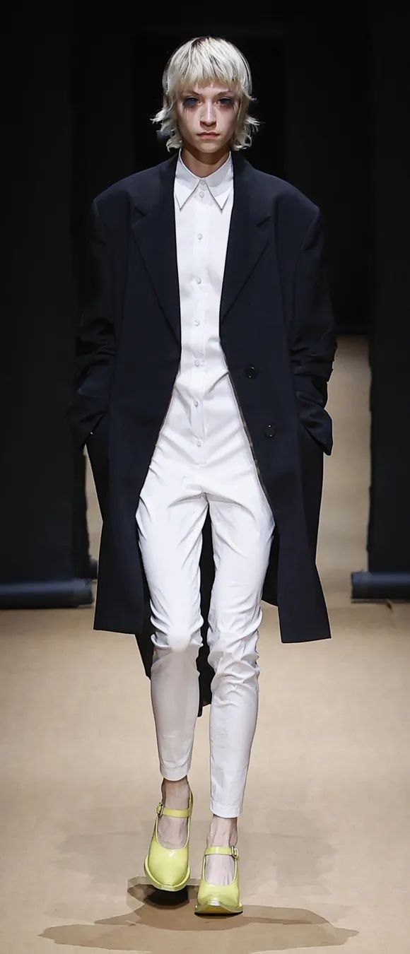 在Prada的戏梦中，以对立之境现原生之美