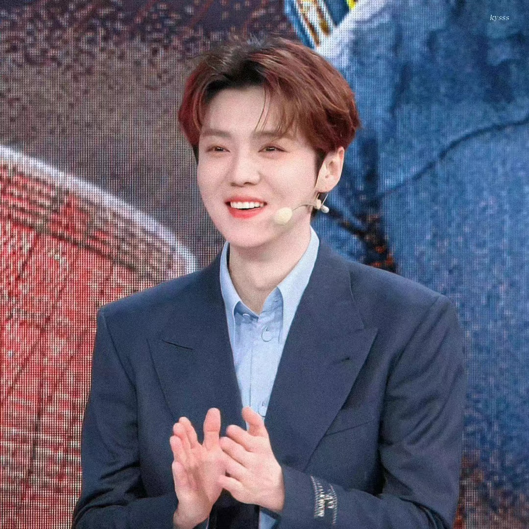 鹿晗蓝色西装世界杯,鹿晗穿西装解说世界杯