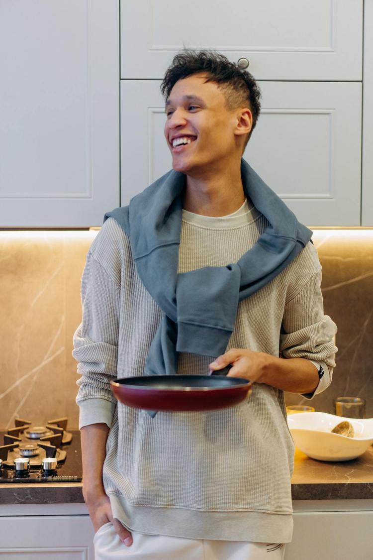 黄黑皮男生怎么穿显得干净,适合偏黑男生的衣服穿搭