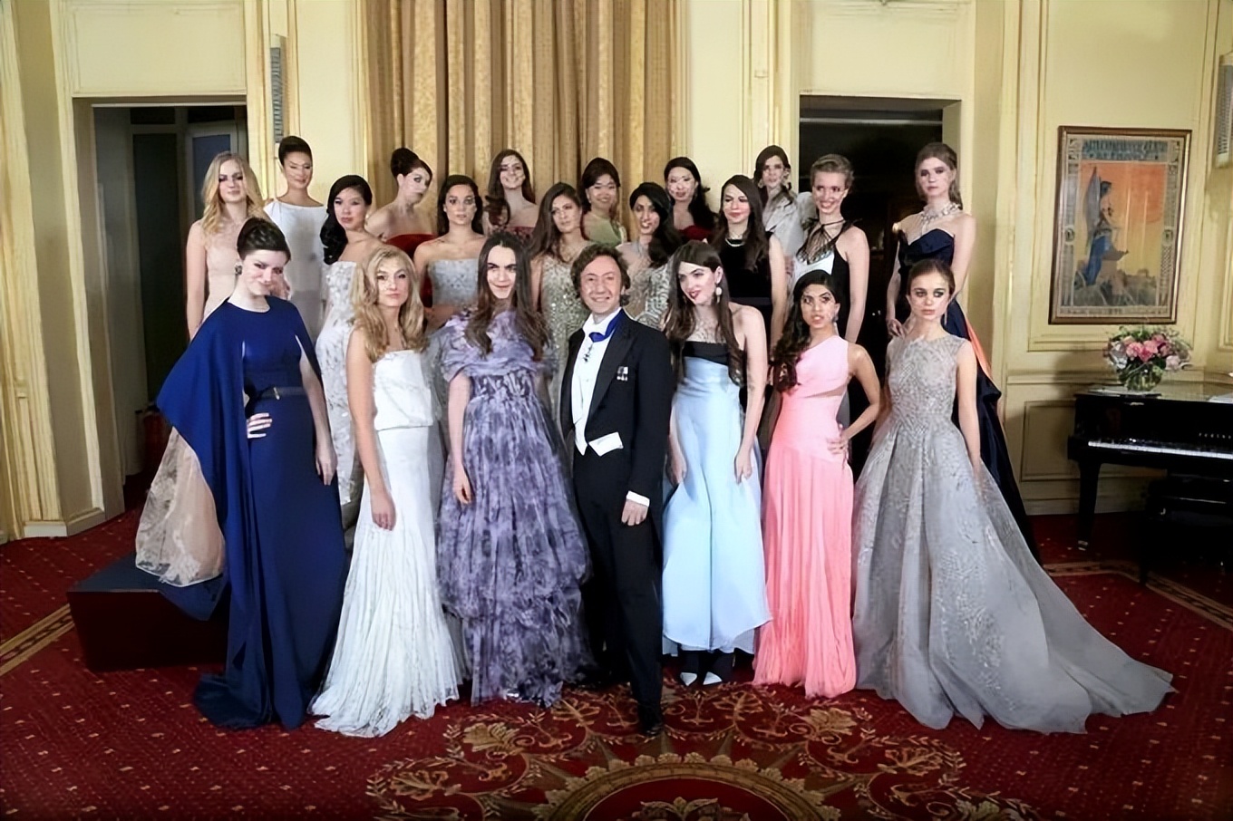 顶豪找贵族，LV家小公子的女友原来是伯爵之后…