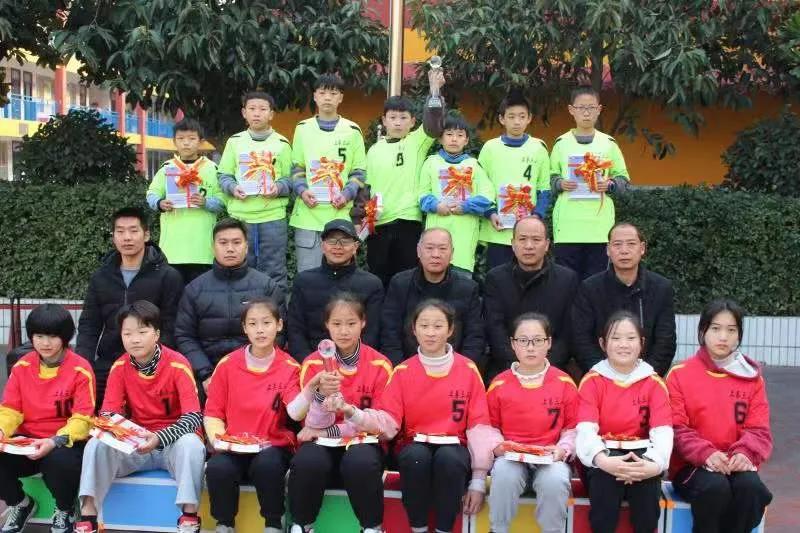 驰骋绿茵场少年梦飞扬,足球小将绿茵场激情飞扬