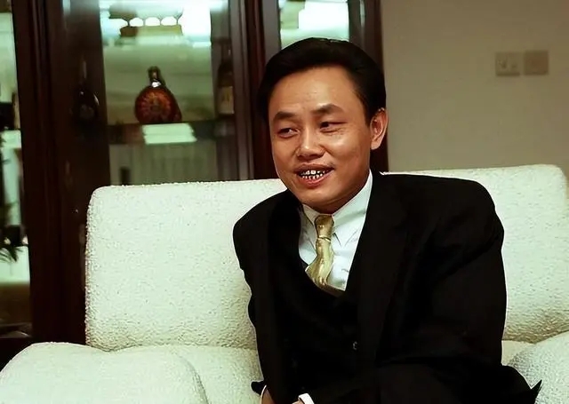 毕业后被一个富二代女同学看上,学生妹被富二代看上