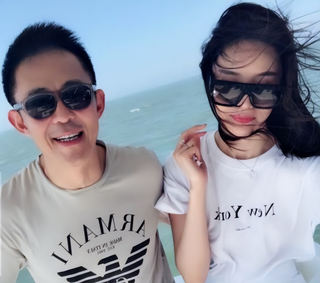 51岁侯勇携小娇妻出游好风光,54岁侯勇与三婚娇妻逛街