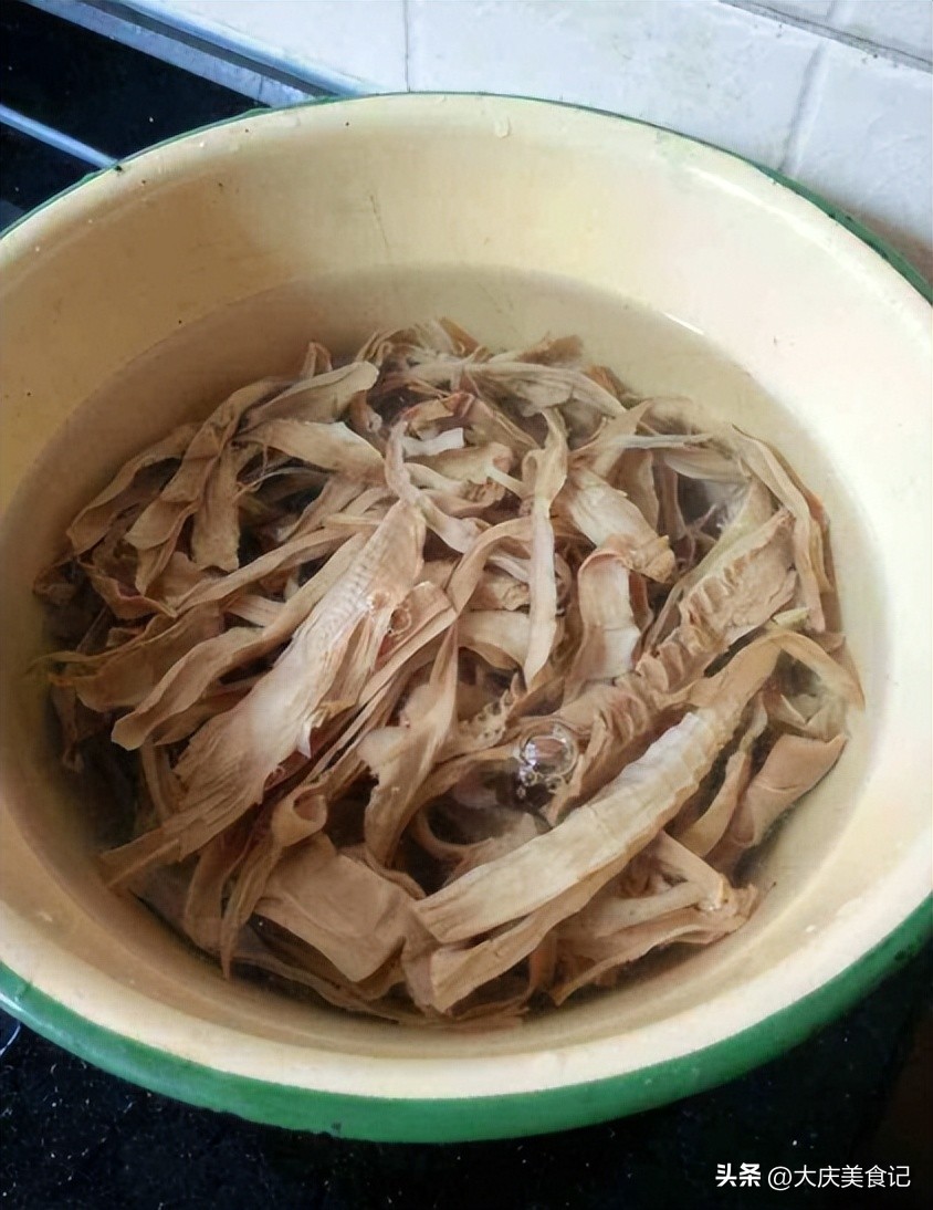 干笋只用水泡发就错了?老厨师:加上这一步,干笋香软脆嫩又入味
