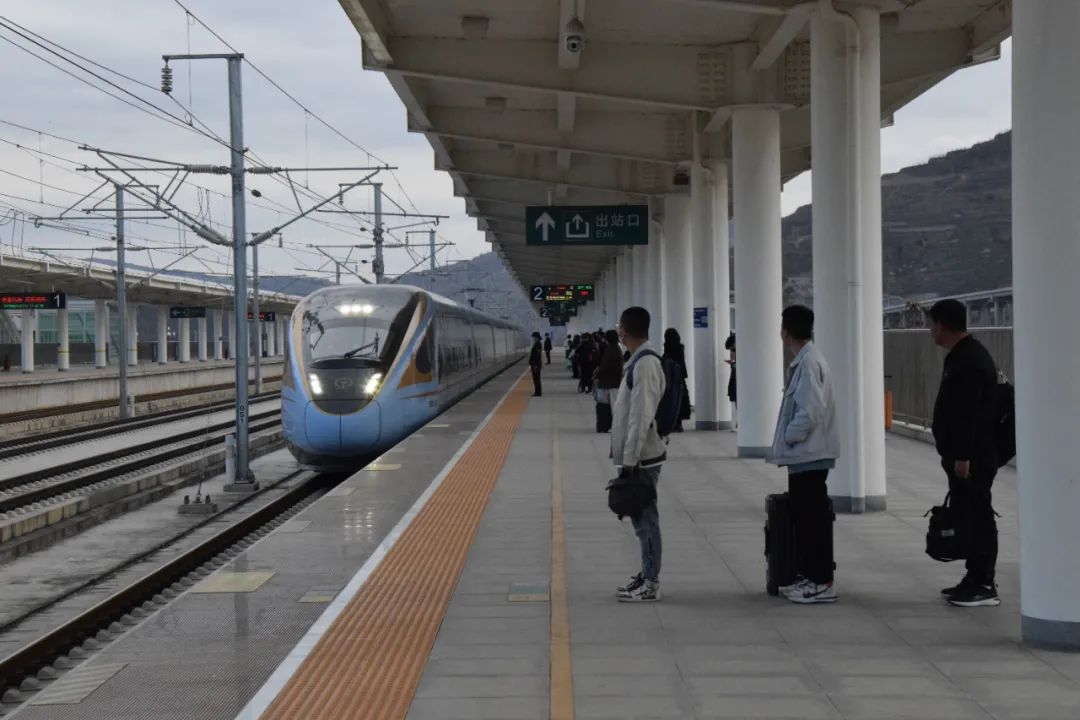 甘肃面朝黄土背朝天,甘肃秦安到西安有多远