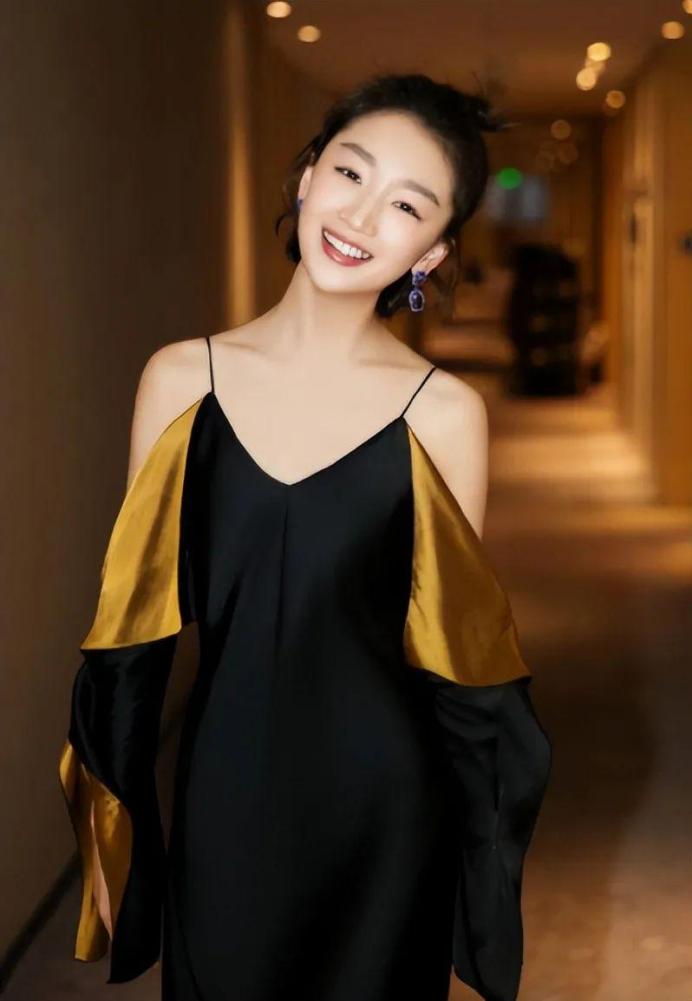 周冬雨相貌平平为什么那么火,周冬雨为什么一出道资源就那么好