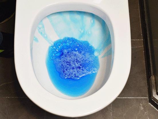 马桶用久了冲劲小了怎么办,马桶冲水无力倒一盆水才能冲下去