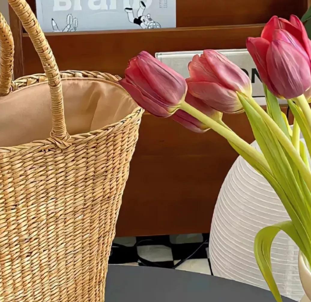 垃圾桶里捡到情侣分手遗物,抠门男人捡殡仪馆花送约会女友