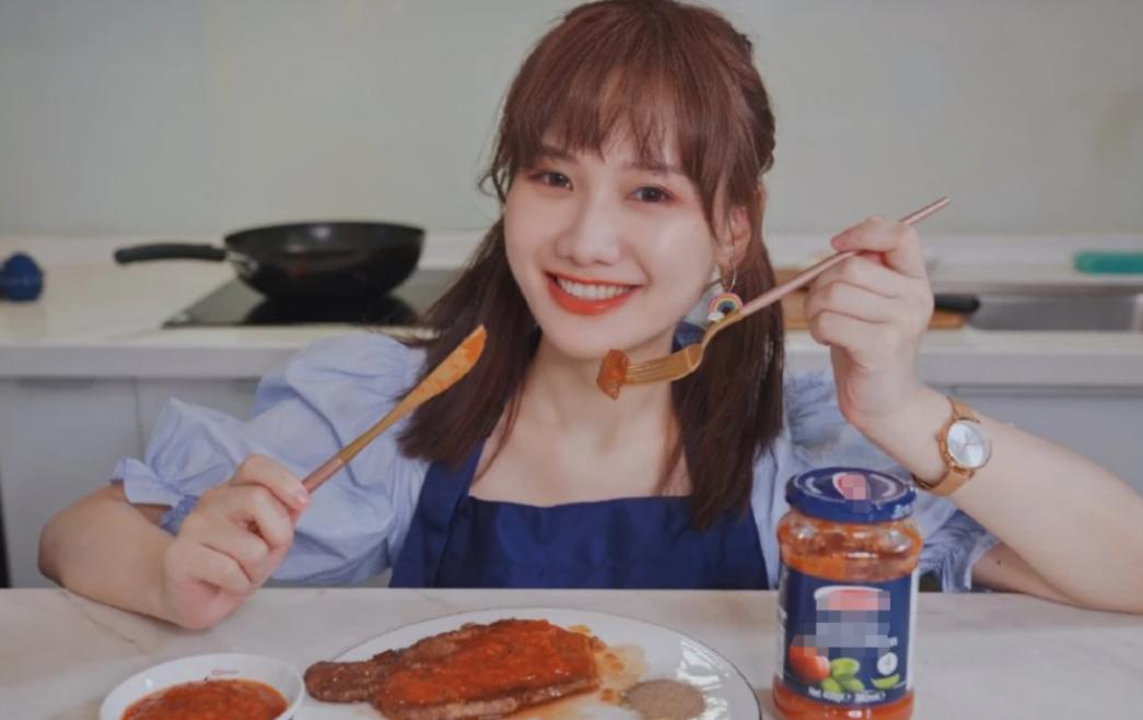 拿海鲜喂鸡、20秒36万进账，网红这一职业，真就“钱”途无量？