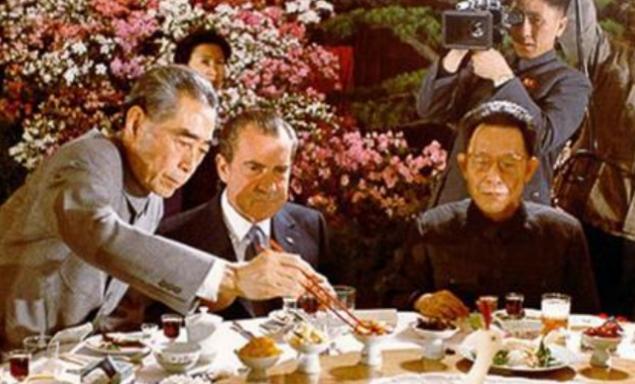 尼克松访华时看到“*倒打**美帝”标语，毛主席幽默回应，尼克松大笑