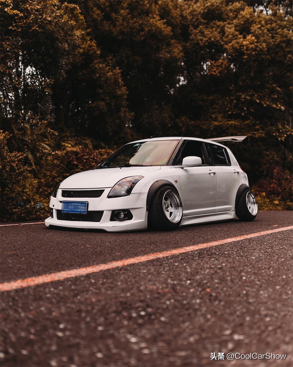 大尾翼战斗风的气动雨燕，女车友完美诠释小车也能带来无穷乐趣