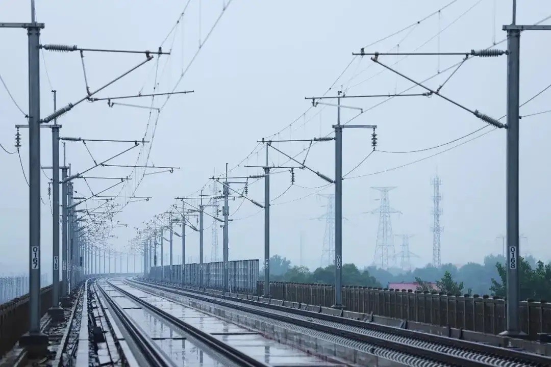 高铁怎么供电视频教程,高铁高压线工作原理
