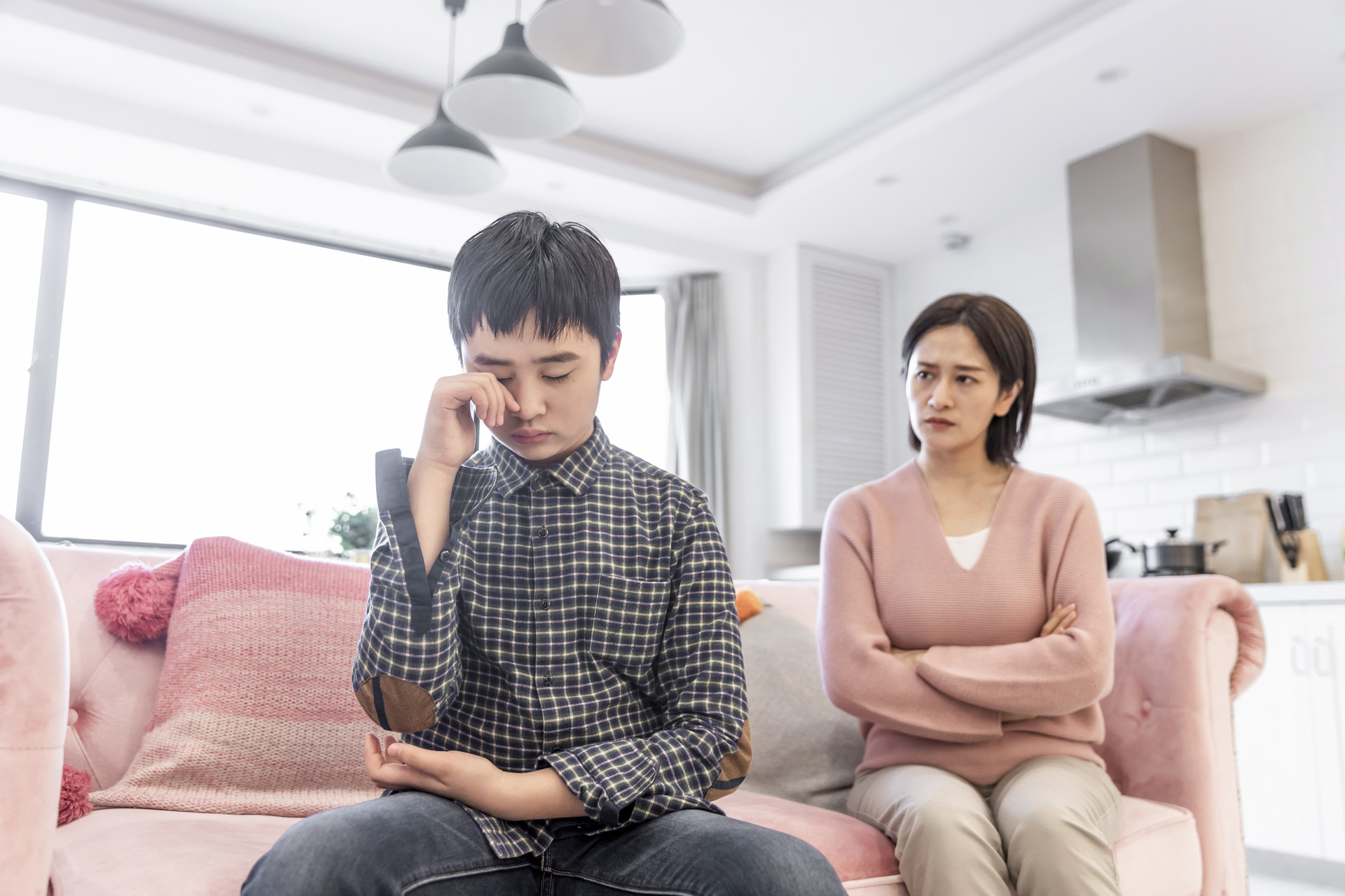 父母哭穷式教育孩子越来越自卑,如何引导孩子贫穷而产生自卑