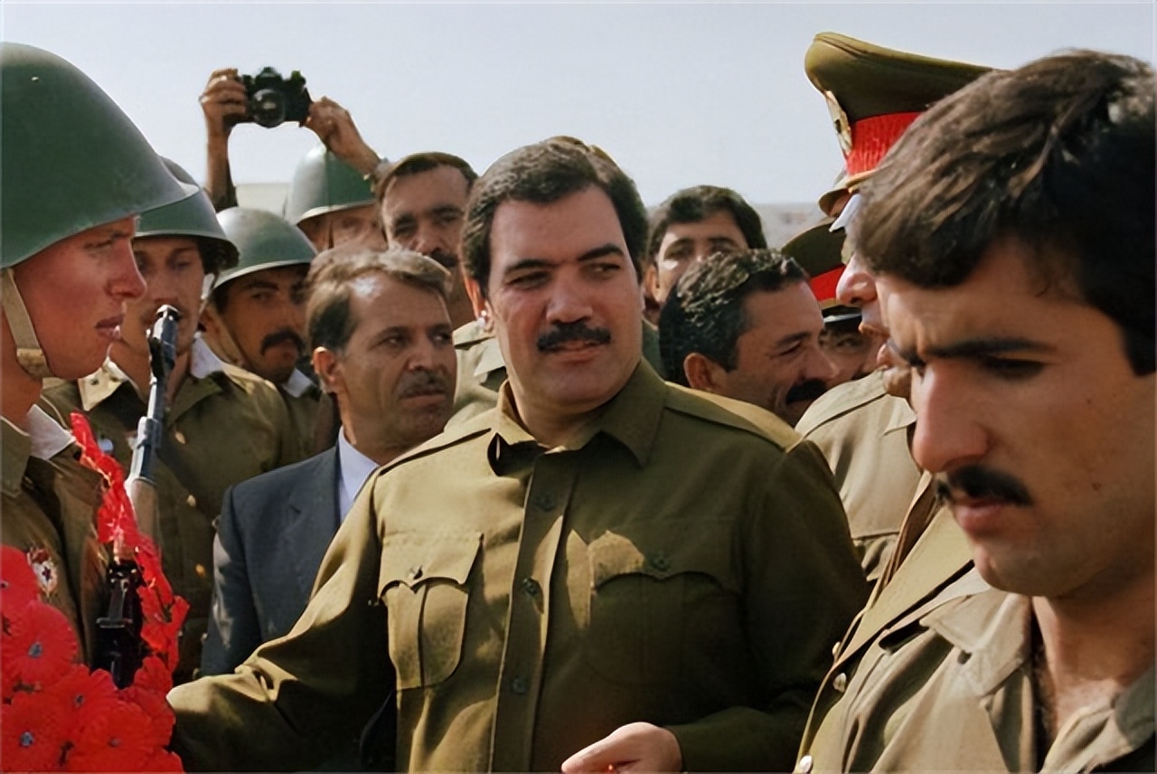 1996年，阿富汗的前总统纳吉布拉，遭遇残忍阉割，尸体被扔臭水沟