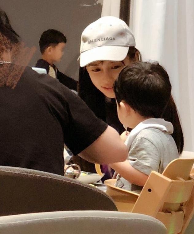 离婚的明星有多卑微，爱孩子成了一道证明题